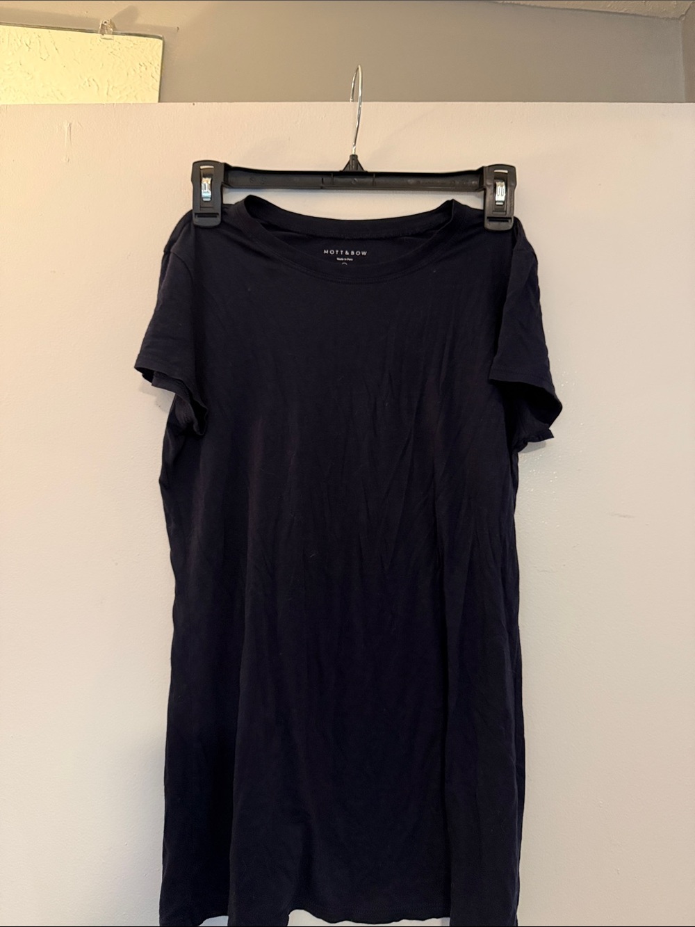 Mott & Bow Men’s Short Sleeve Crew Tee in Navy